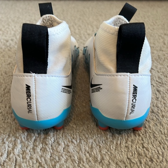 Girls Nike Soccer Cleats - Picture 4 of 8